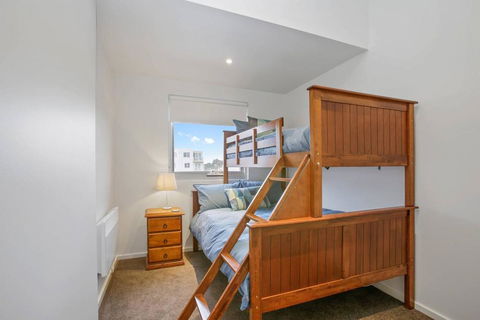 BAY VUE - Top Floor Apartment, Amazing Views! - Dentist Find 1
