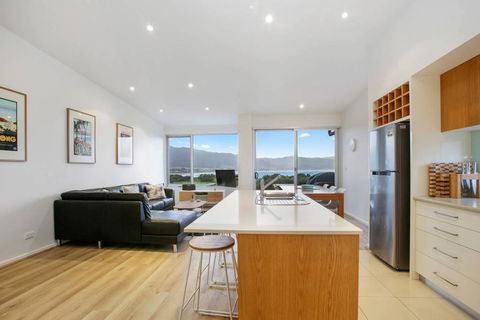 BAY VUE - Top Floor Apartment, Amazing Views! - Dentist Find 3