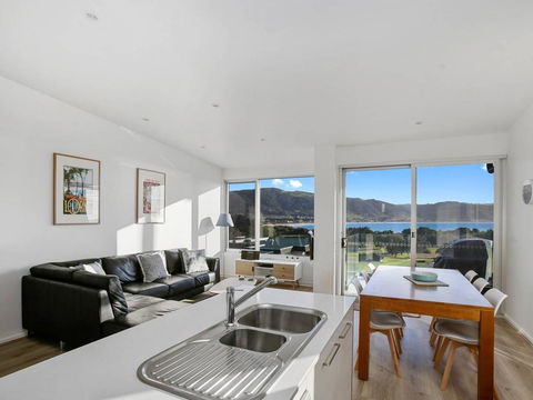 BAY VUE - Top Floor Apartment, Amazing Views! - Dentist Find 0