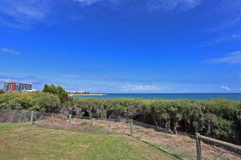 Beach Cottage In The Heart Of Mandurah - Dentist Find 3