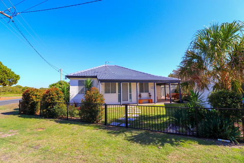Beach Side Cottage At Blacksmiths - Dentist Find 0