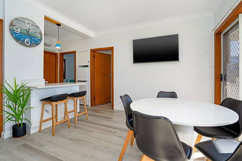 Beachcomer, Unit 2 - The Entrance, NSW - Dentists Australia 2