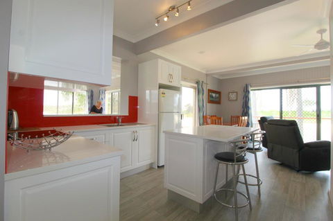 Beachfront 6, 25 Willow Street - Dentist Find 3
