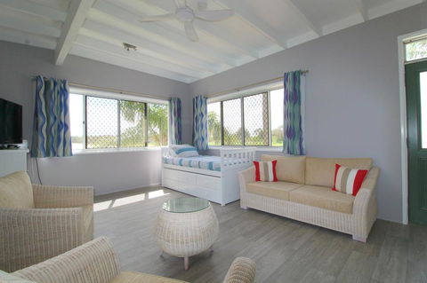 Beachfront 6, 25 Willow Street - Dentist Find 1