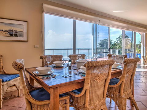 Beachfront Penthouse Cowes - Dentist Find 2