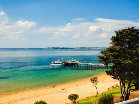 Beachfront Penthouse Cowes - Dentist Find 0
