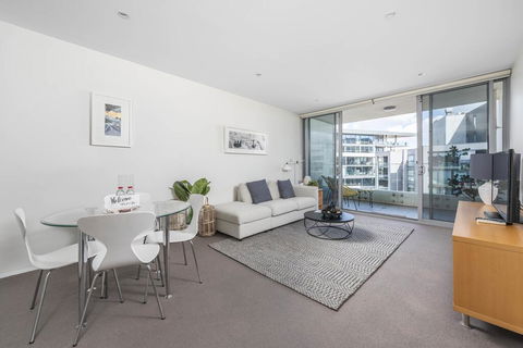 Beautiful Modern Lake View Apartment - Dentist Find 3