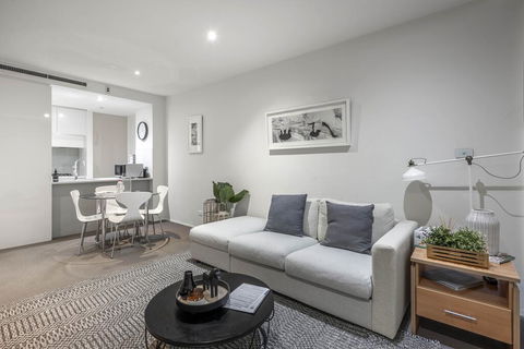 Beautiful Modern Lake View Apartment - Dentist Find 2