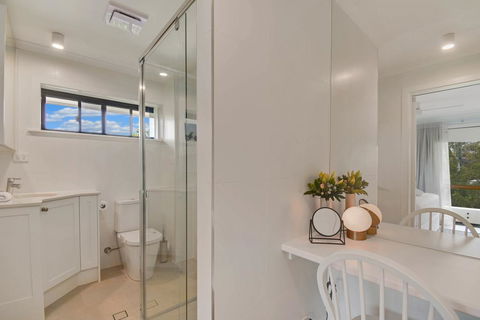 BEAUTIFULLY RENOVATED OCEANSIDE APARTMENT - Dentist Find 3