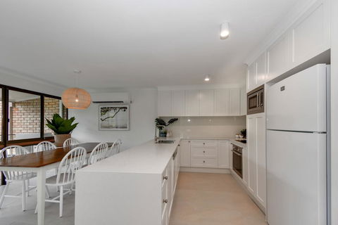 BEAUTIFULLY RENOVATED OCEANSIDE APARTMENT - Dentist Find 0