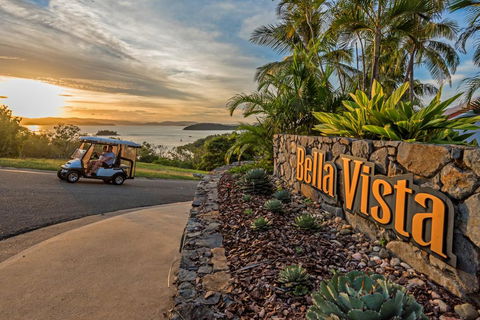 Bella Azure Two Bedroom Two Bathroom Spacious Ocean-view Apartment With Golf Buggy - Dentist Find 3