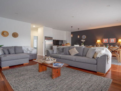 Bella K - Style, Comfort And Location - Dentist Find 1