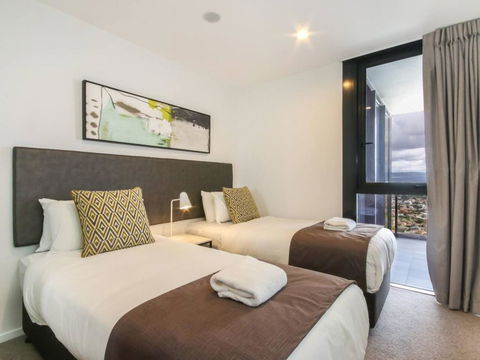 Brand New 2 Bedroom Unit With Amazing Hinterland Views - Dentist Search 3