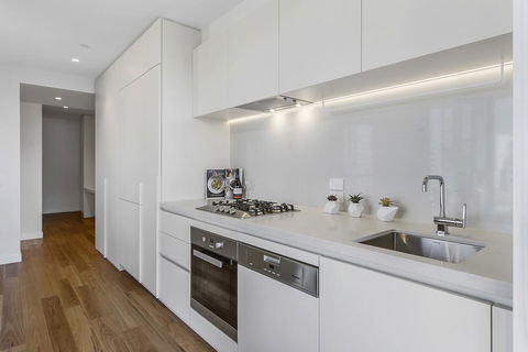 Brand New Luxury Pad In Shopping And Dining Mecca - Dentist Find 2