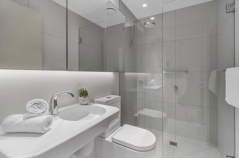 Brand New Luxury Pad In Shopping And Dining Mecca - Dentist Find 3