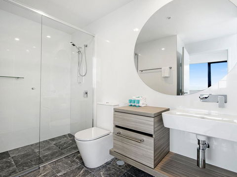 BRAND NEW Qube Broabeach Luxury 2 Bedroom - Dentist Search 3