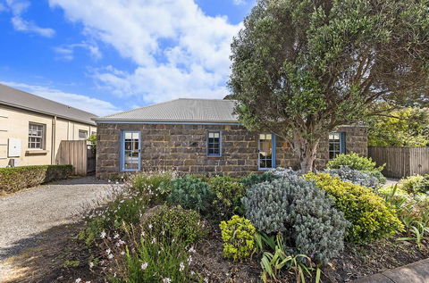 Breakfast Creek Cottage - Central Bluestone Cottage - Dentist Find 1