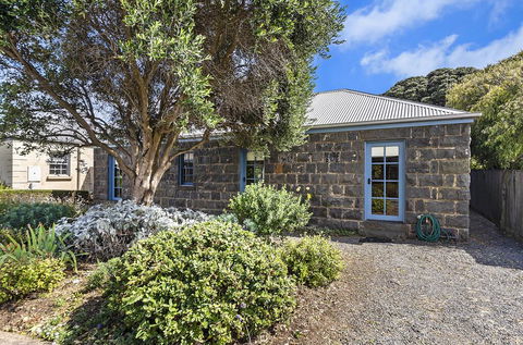 Breakfast Creek Cottage - Central Bluestone Cottage - Dentist Find 2