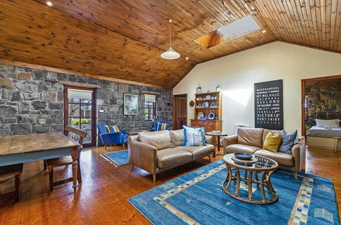 Breakfast Creek Cottage - Central Bluestone Cottage - Dentist Find 3