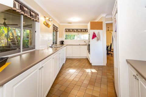 Bribie Beach House, Waterfront Directly Across The Road - Solander Esp, Banksia Beach - Dentist Find 2