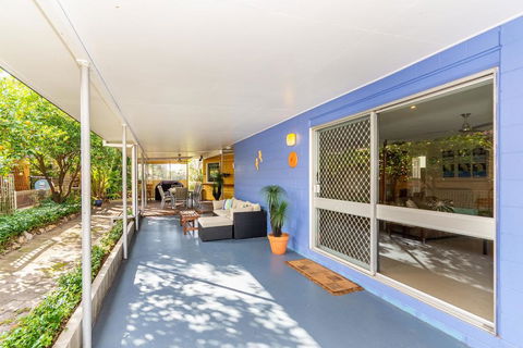 Bribie Beach House, Waterfront Directly Across The Road - Solander Esp, Banksia Beach - Dentist Find 3