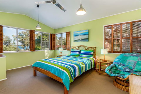 Bribie Beach House, Waterfront Directly Across The Road - Solander Esp, Banksia Beach - Dentist Find 1