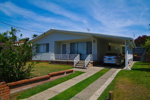 Billy's On Main, 44 Main Street - Dentist Find 0