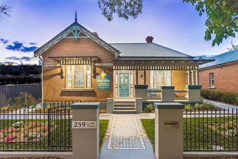 Blue Door Apartments Heritage Charm In CBD - Dentist Find 0