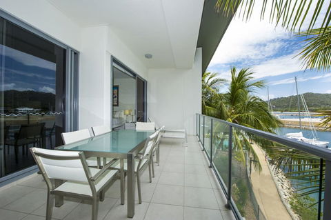 Blue On Blue Apartment 332 - Dentist Find 0