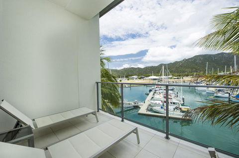 Blue On Blue Apartment 332 - Dentist Find 1