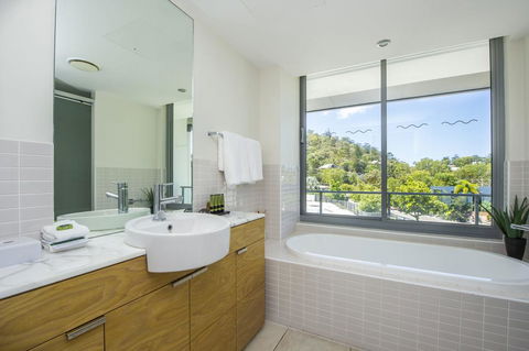 Blue On Blue Penthouse Apartment 335 - Dentist Search 1