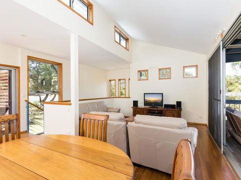 Blue Poles (Pets Allowed) - Dentists Australia 3