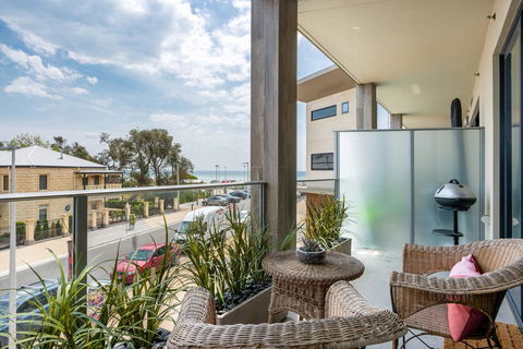 Blue Waters On The Beach: Absolute Beachfront, Views - Dentist Find 0