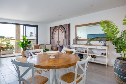 Blue Waters On The Beach: Absolute Beachfront, Views - Dentist Find 1