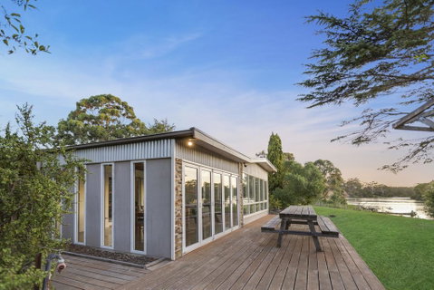 Bluff View River House - Stunning Riverfront - Dentist Search 0