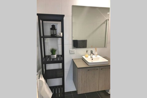 Bright, Modern, Stylish - Top Floor Apt - Woden - Dentist Find 1