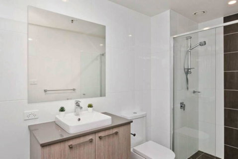 Bright, Modern, Stylish - Top Floor Apt - Woden - Dentist Find 3