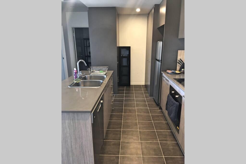 Bright Modern Stylish - Top Floor Apt - Woden