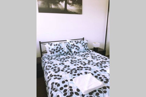 Bright, Modern, Stylish - Top Floor Apt - Woden - Dentist Find 2