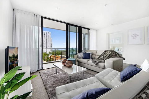 Broadbeach 2 Bedroom FREE WIFI, Netflix & Parking - Dentist Search 1