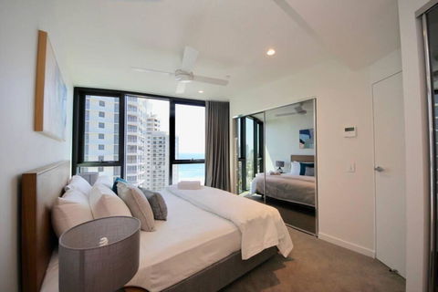 Broadbeach New Luxury Vue #17 Beach Views - Dentist Search 2