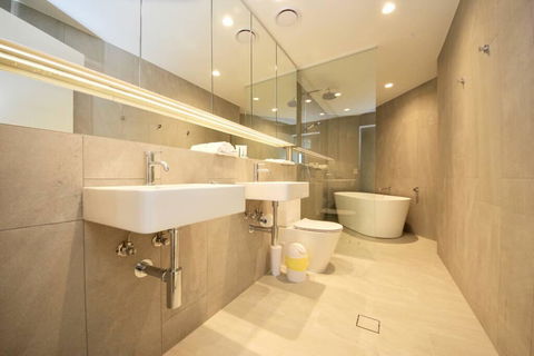 Broadbeach New Luxury Vue #17 Beach Views - Dentist Search 3