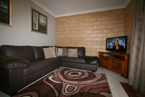 Burramys 4/1 Kirwan Close - Dentist Search 0