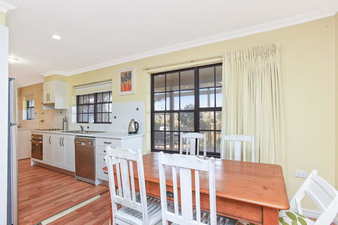 By The Beach - 30 Jetty Road - Dentist Search 2