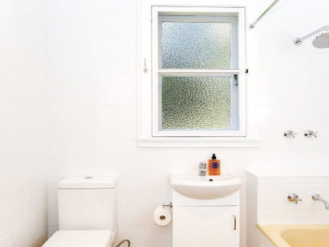 Canary Cottage - Fresh, Clean, Simple & Comfortable - Dentist Search 3
