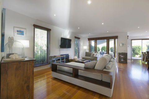 Canterbury Villa Family Friendly Home, Walk To Beach And Village, Pool - Dentist Search 3