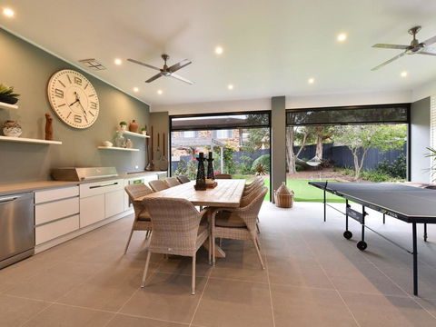 Caves Luxury Beachside Escape - Literally Across The Road From Surf Club - Dentists Australia 2