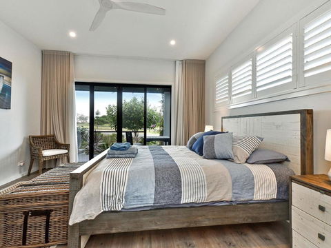 Caves Luxury Beachside Escape - Literally Across The Road From Surf Club - Dentists Australia 3