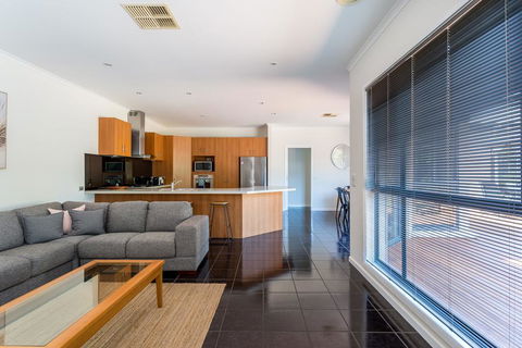 Caxton Beach House - Hot Tub Spa - Dentists Australia 2