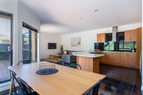 Caxton Beach House - Hot Tub Spa - Dentists Australia 3